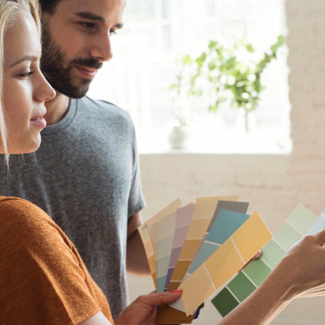 Yngre par tittar på färgprover