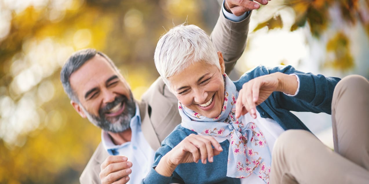 Äldre par håller om varandra och har det trevligt