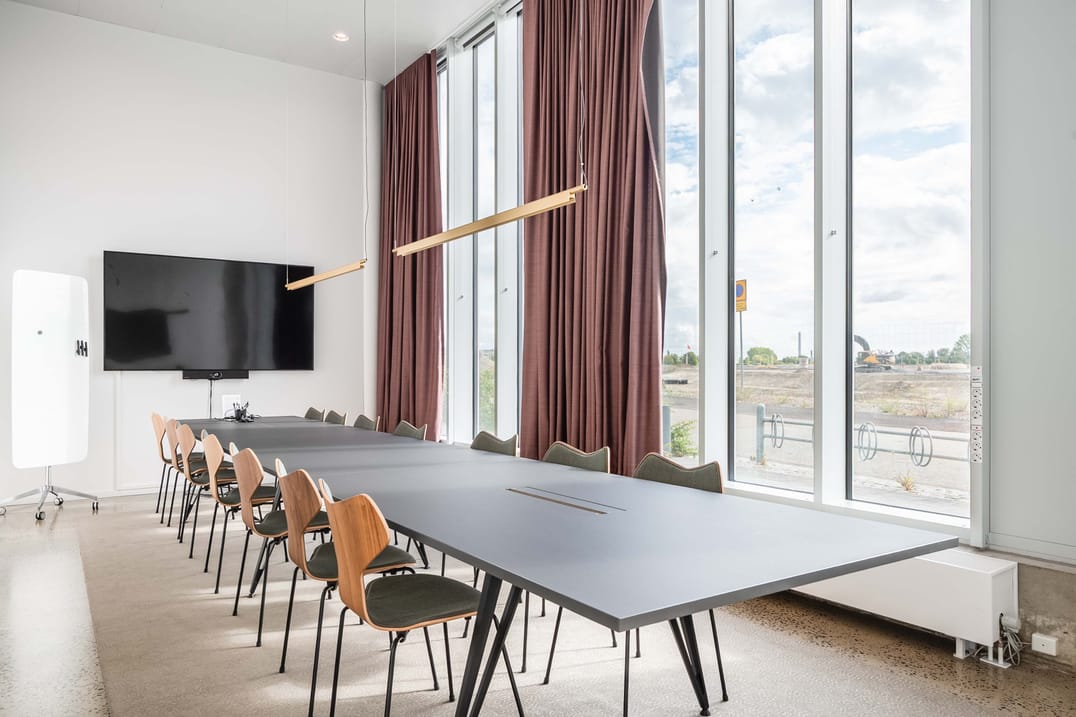 Stort konferensrum med plats för mer än 12 personer