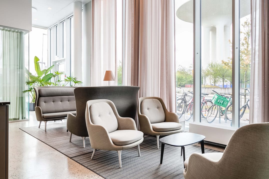 Mysig lobby på entréplan