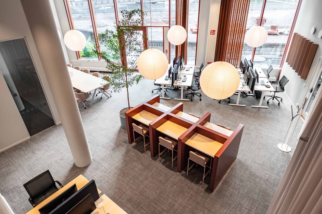 Många sittplatser hittar du i vår coworkingdel