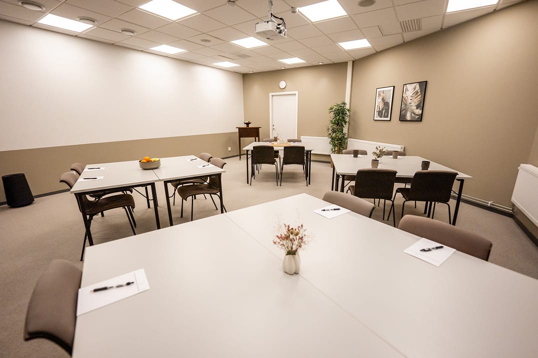 Konferensrum med flera olika sittmöjligheter