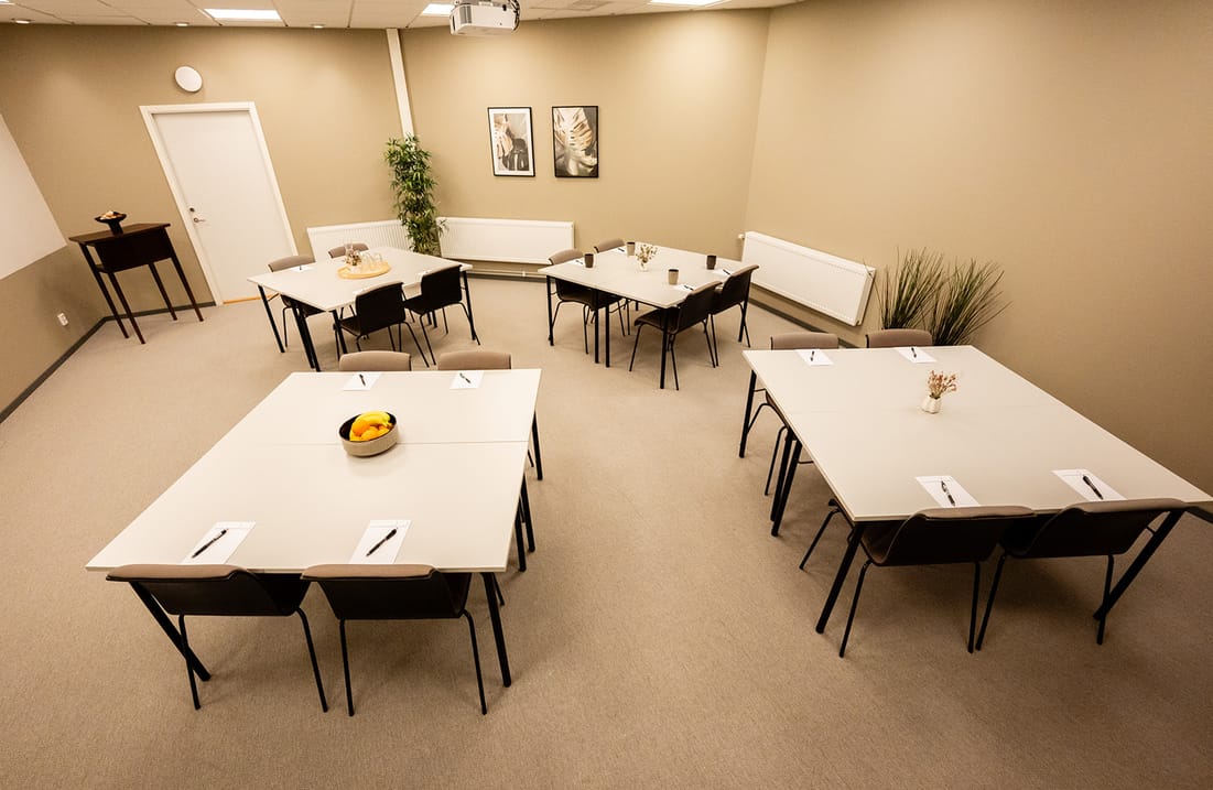 Konferensrum med flera olika sittmöjligheter