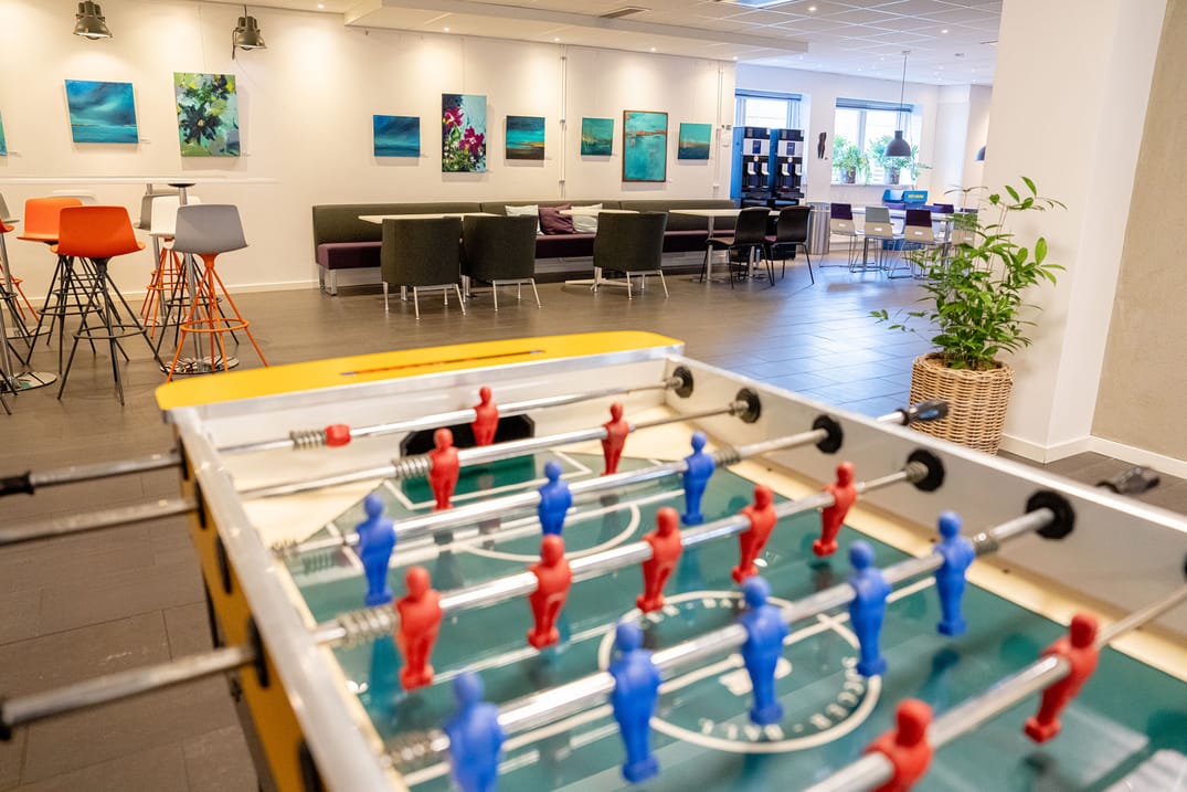 I kontorshotellets kök finns plats för både mat och spel