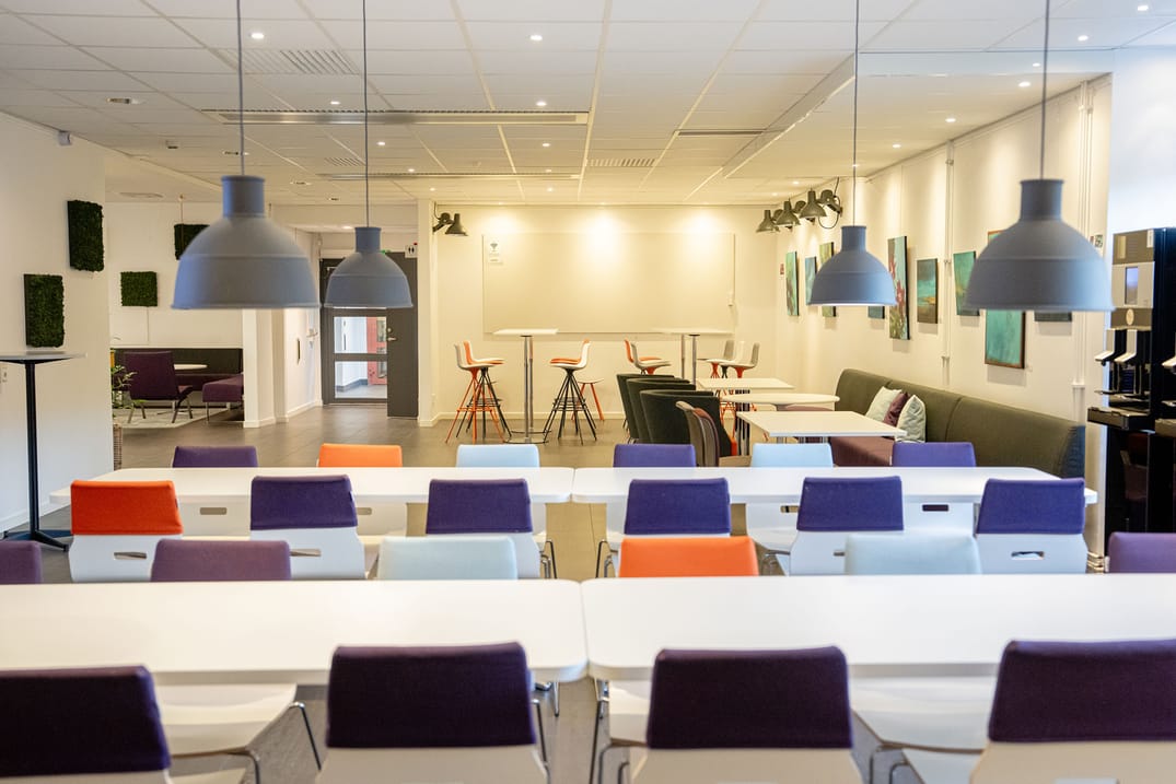 I kontorshotellets kök finns många platser att sitta ned på