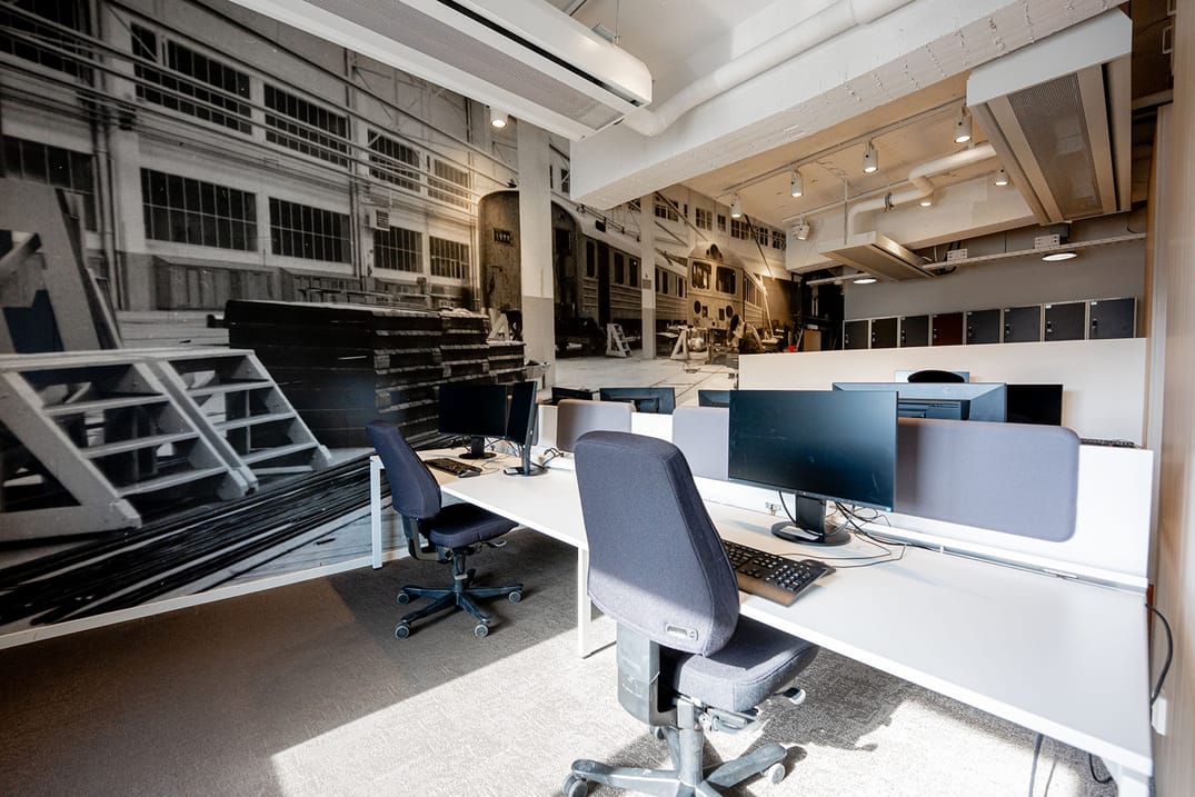 Coworkingytorna har ergonomiska stolar, skärmar och tangentbord