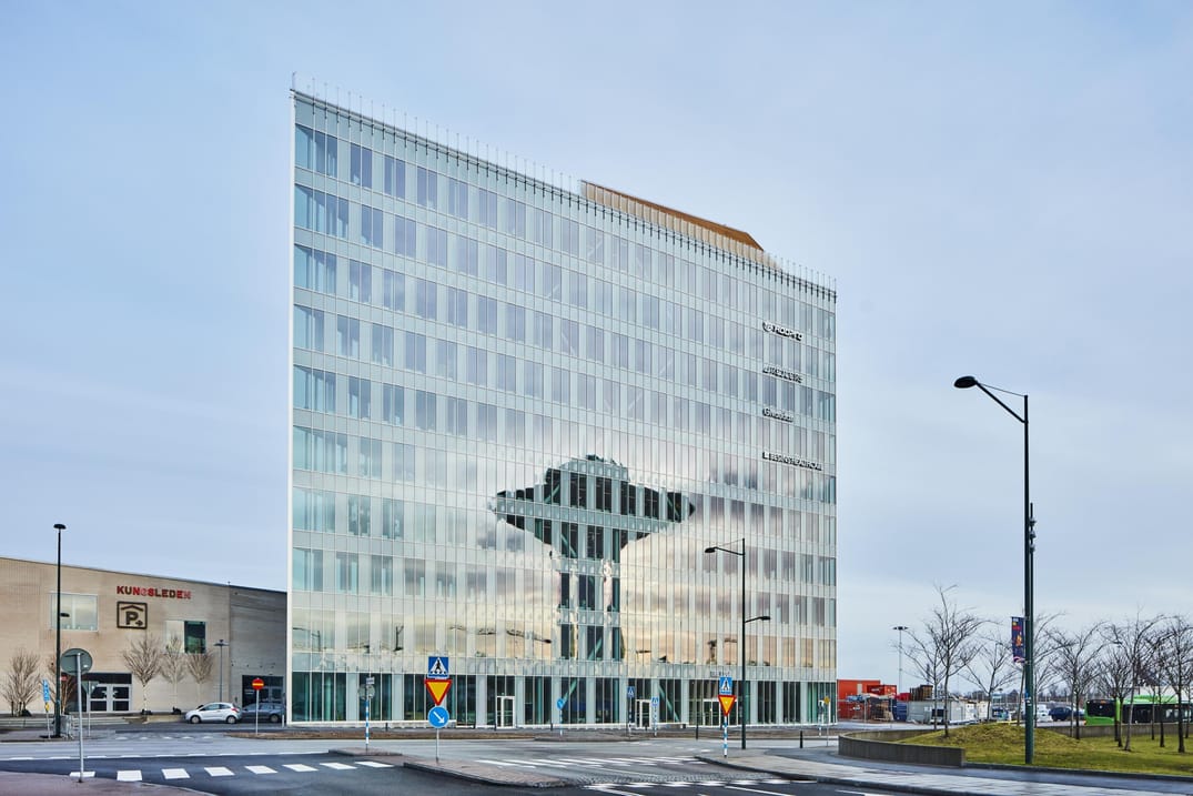 The Edge ligger intill Malmö Mässan och Hyllie vattentorn