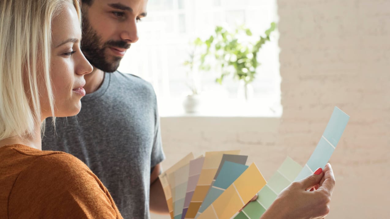 Yngre par tittar på färgprover