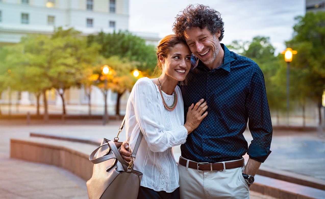 Par håller om varandra på en promenad