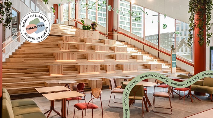 Slå dig ned i den stora trätrappan och njut av miljön