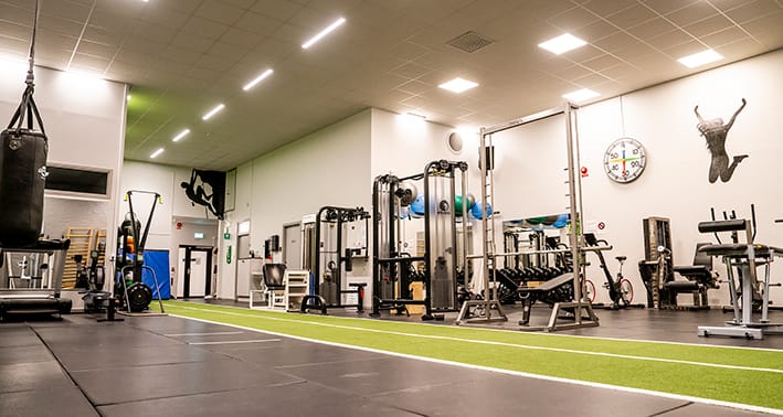 Fullt utrustat gym på 200 kvm, perfekt för ett träningspass innan jobbet, på lunchen eller efter dagens slut
