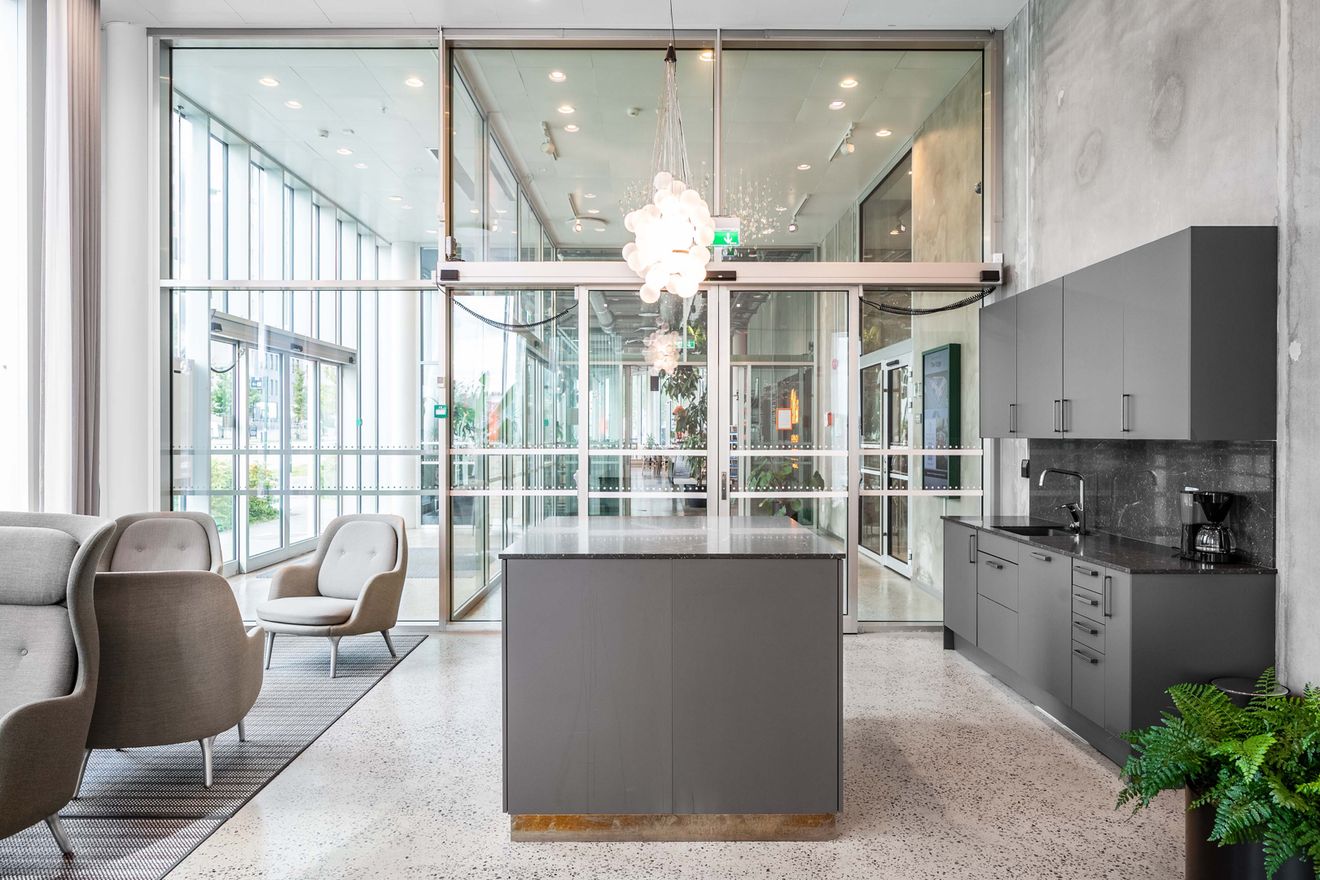 På bottenplan vid entrén hittar du en gemensam lobby med olika mötesmöjligheter