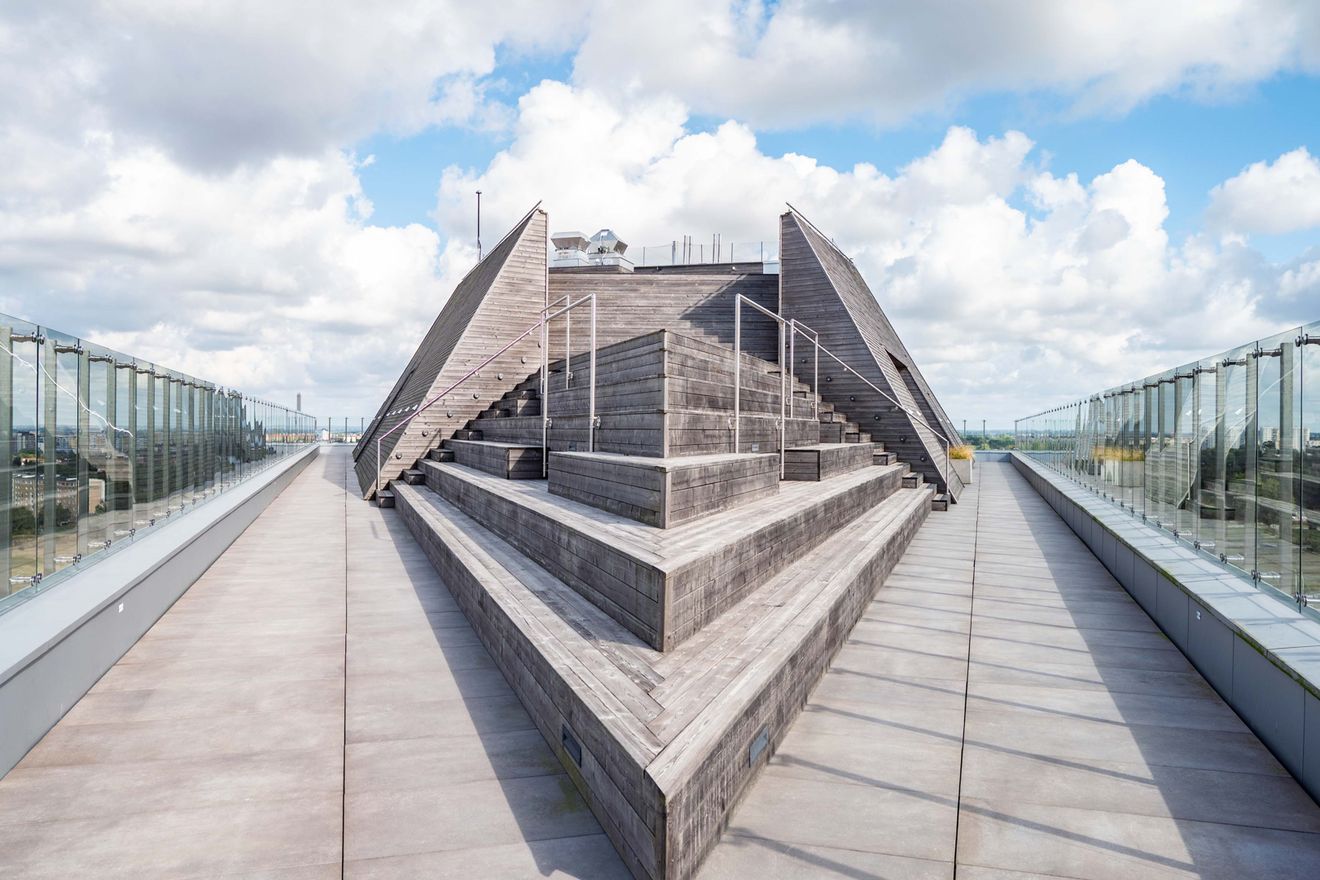 En härlig trappa och loungedel på takterrassen