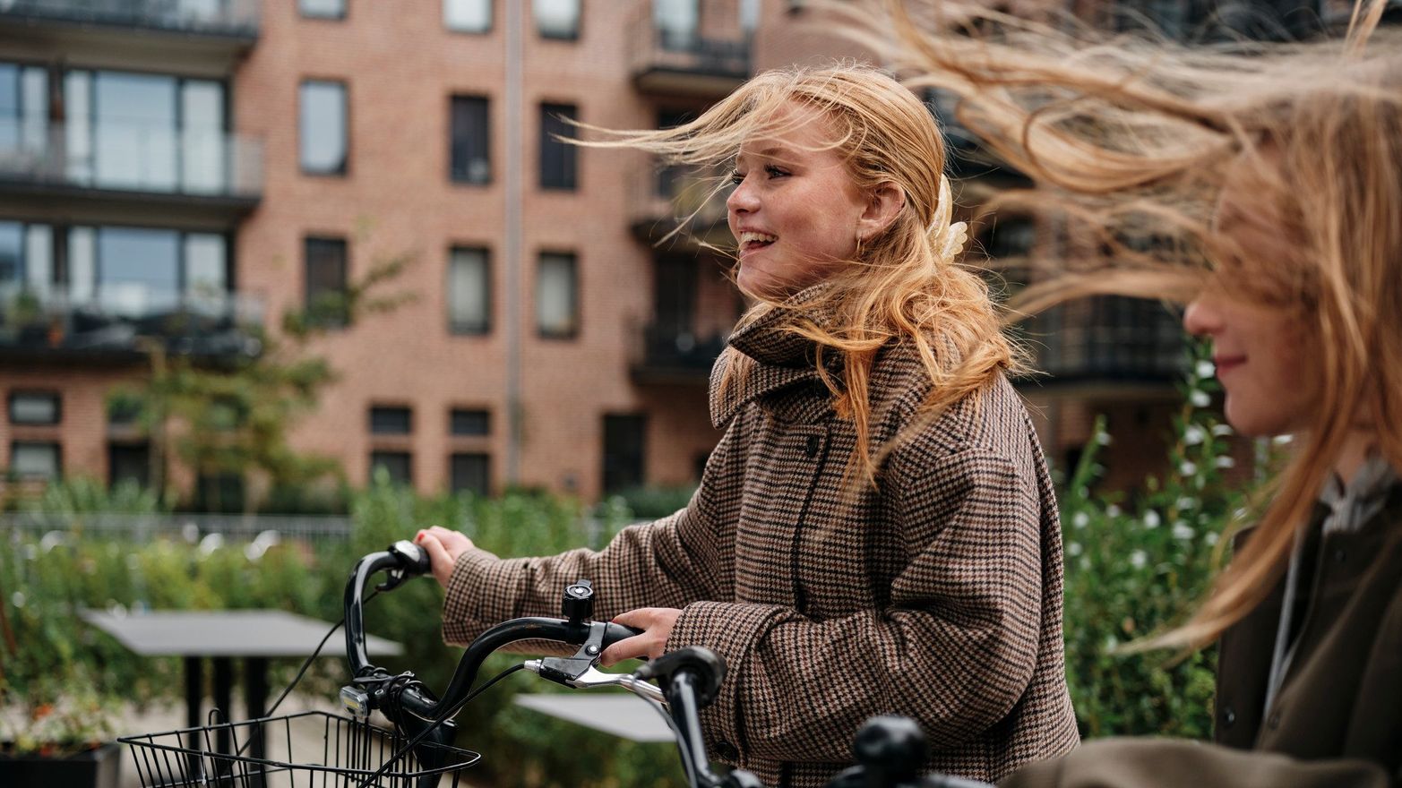 Två unga tjejkompisar med cyklar