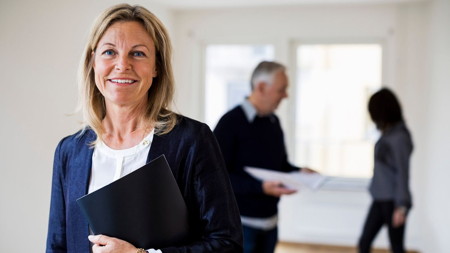 Ett par som håller om varandra vid ett café