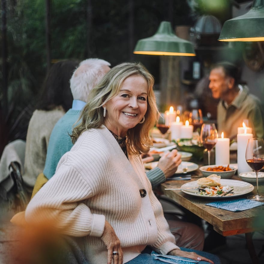 En man och en kvinna är ute och vandrar med stavar i naturen