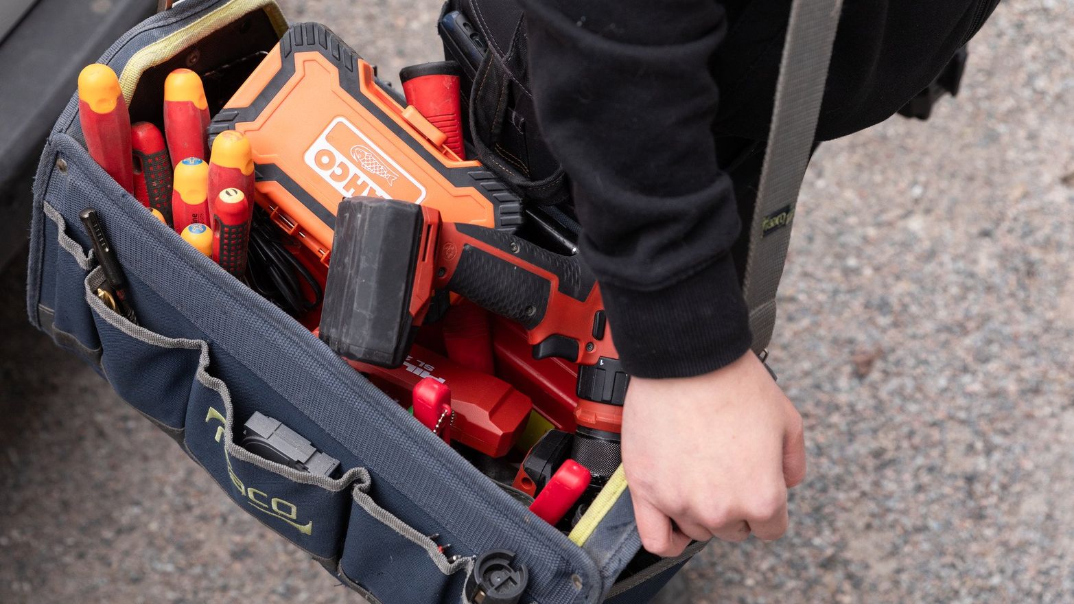 Väska med verktyg för elservice