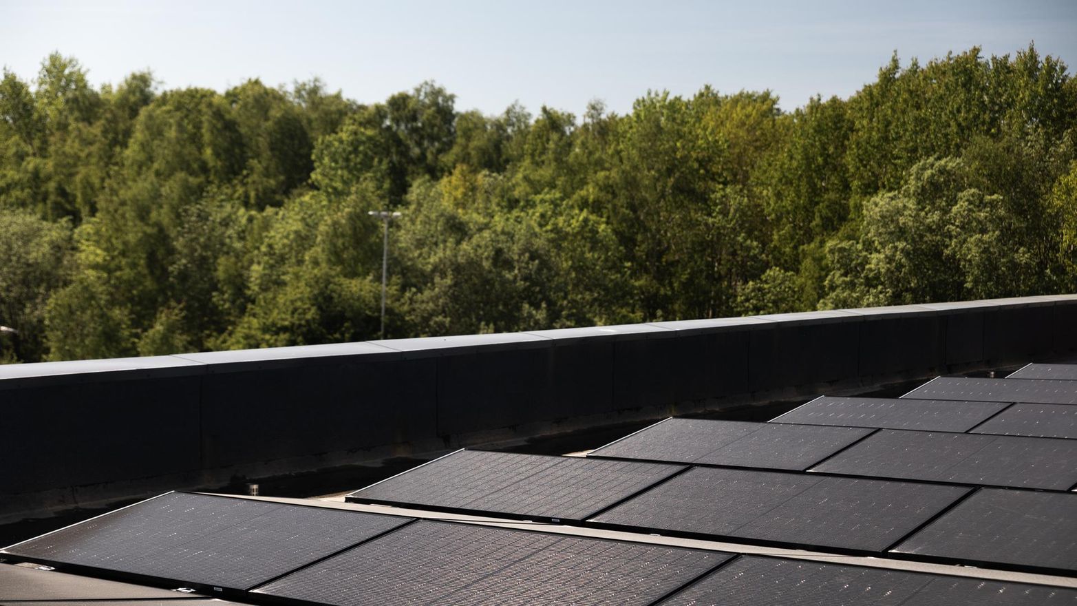 Solcellsinstallation på tak på tågstation