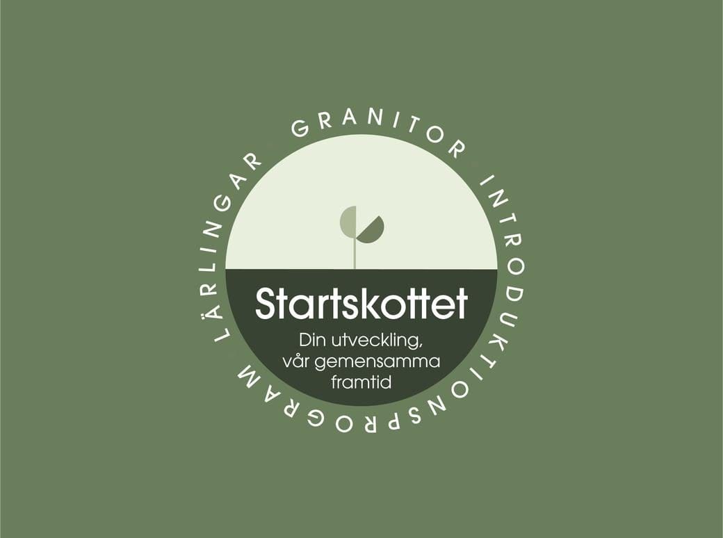 En illustration av ett grönt litet växtskott från en brun jord. I jorden står det 'Startskottet - din utveckling, vår gemensamma framtid.' Inramat som en cirkel står det: 'Granitor. Introduktionsprogram. Lärlingar.'