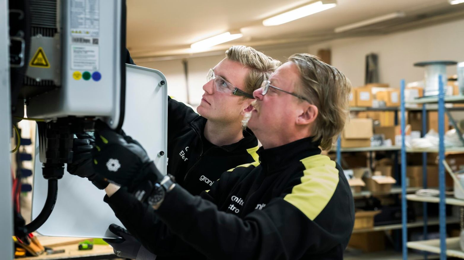 Lärlingen Dilshad läser kretsschema och planerar uppkoppling.