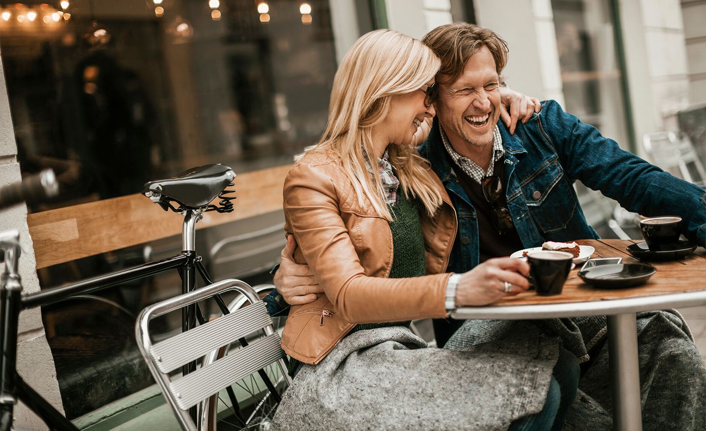 Par fikar på ett cafe