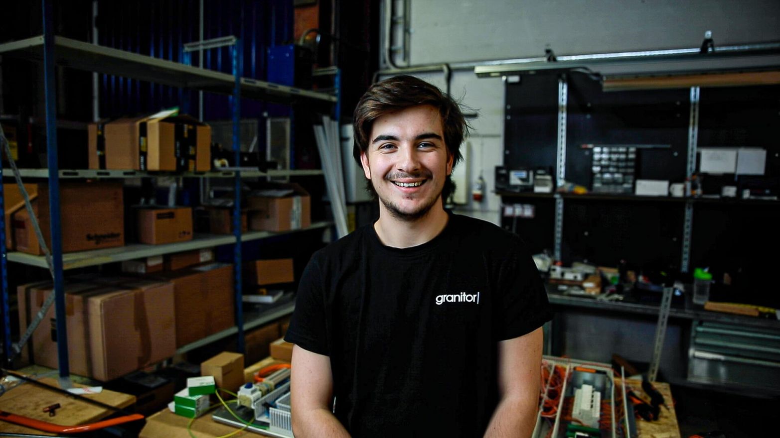 Alexander är lärling på Granitor Electros avdelning fastighetsautomation i Västerås.