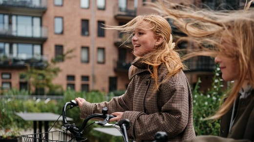 Pojke och flicka springer genom en vattenpöl