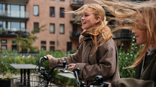 Pojke och flicka springer genom en vattenpöl