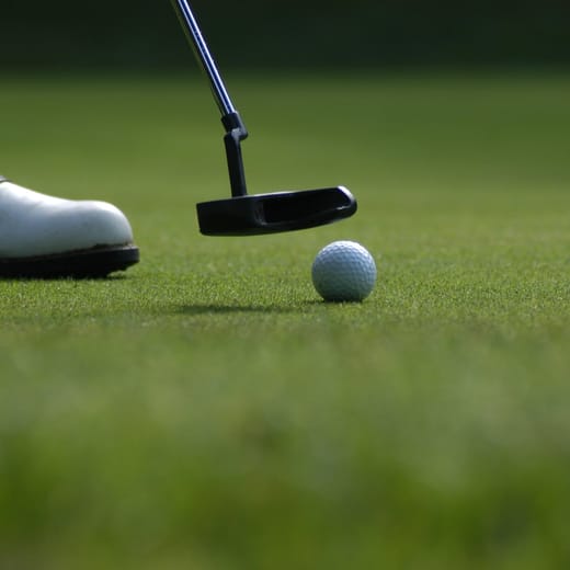 En kvinna som spelar golf