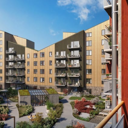 Ett par som håller om varandra vid ett café