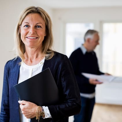 Ett par som håller om varandra vid ett café