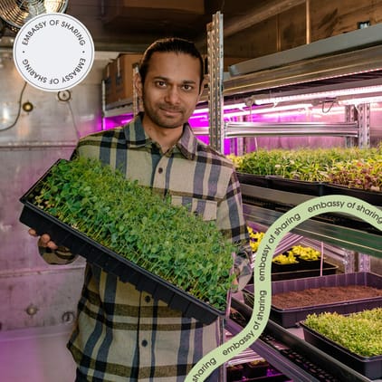 Sharing Naveen Kumar microgreens entreprenör på Embassy of Sharing