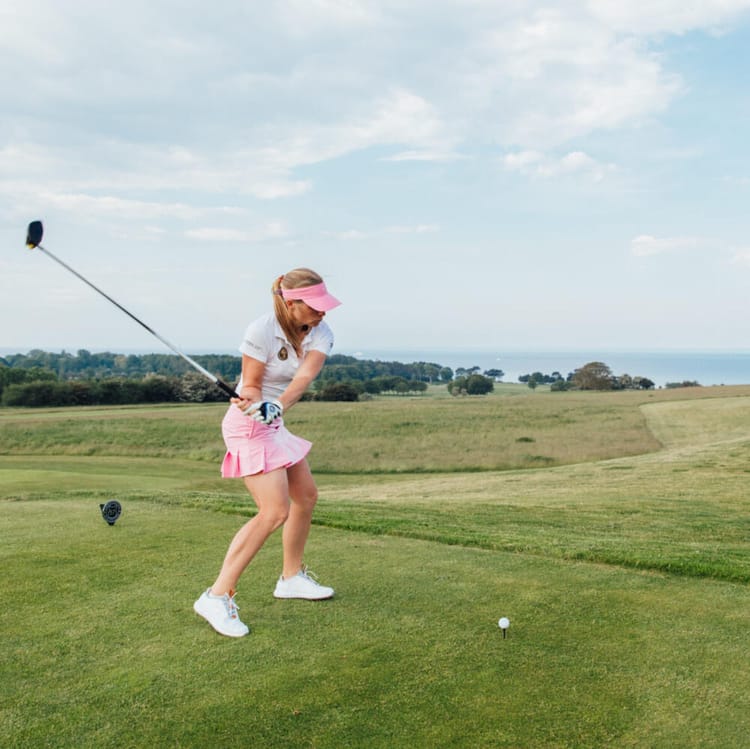 En kvinna på en golfbana