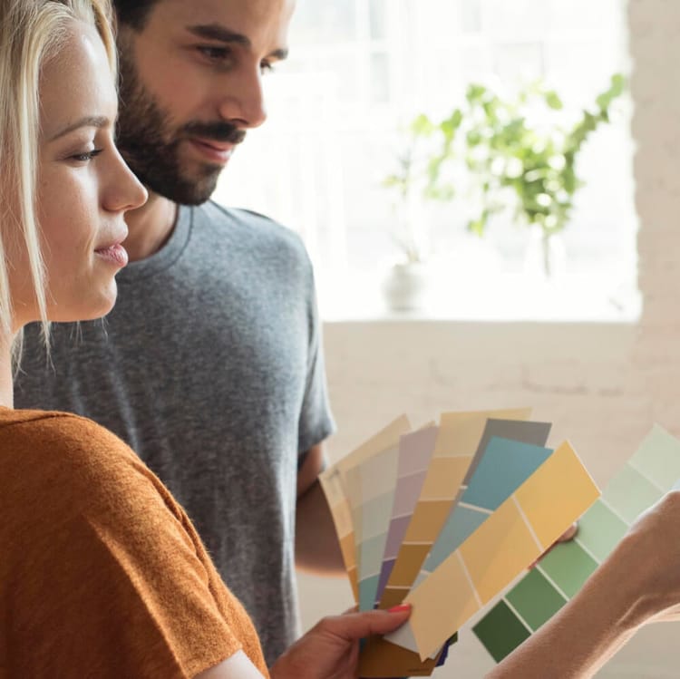 Ett yngre par kollar på färgprover