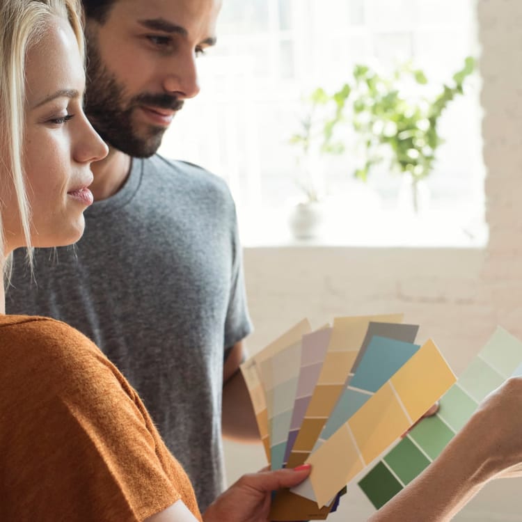 Yngre par tittar på färgprover