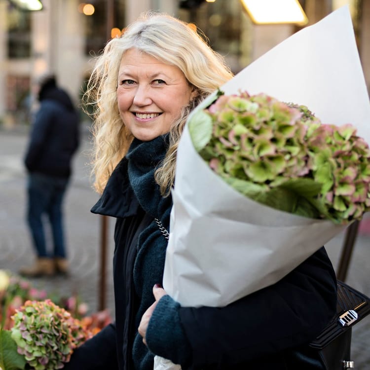 Kvinna med en bukett blommor
