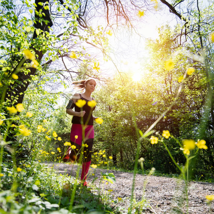 Kvinna joggar i en park