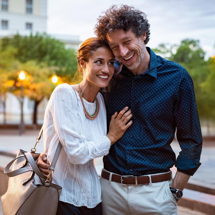 Par håller om varandra på en promenad