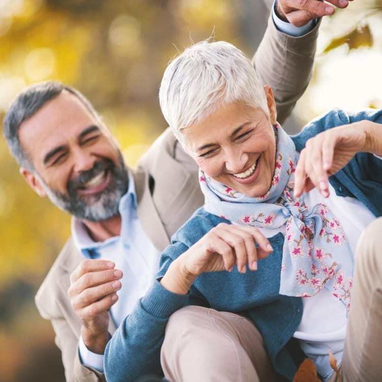 Äldre par håller om varandra och har det trevligt