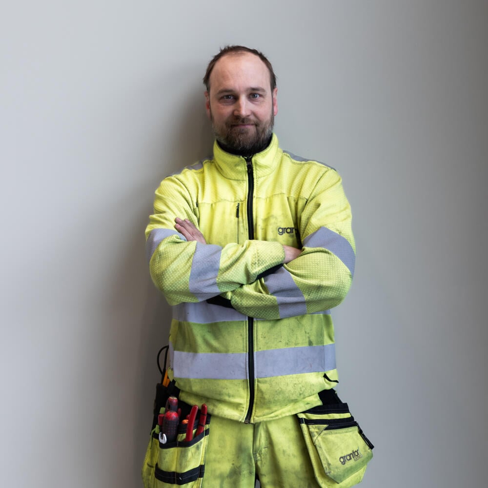 Porträtt medarbetare på Granitor Electro med varseljacka och stående mot vägg. Porträtt medarbetare på Granitor Electro med varseljacka och stående mot vägg.
